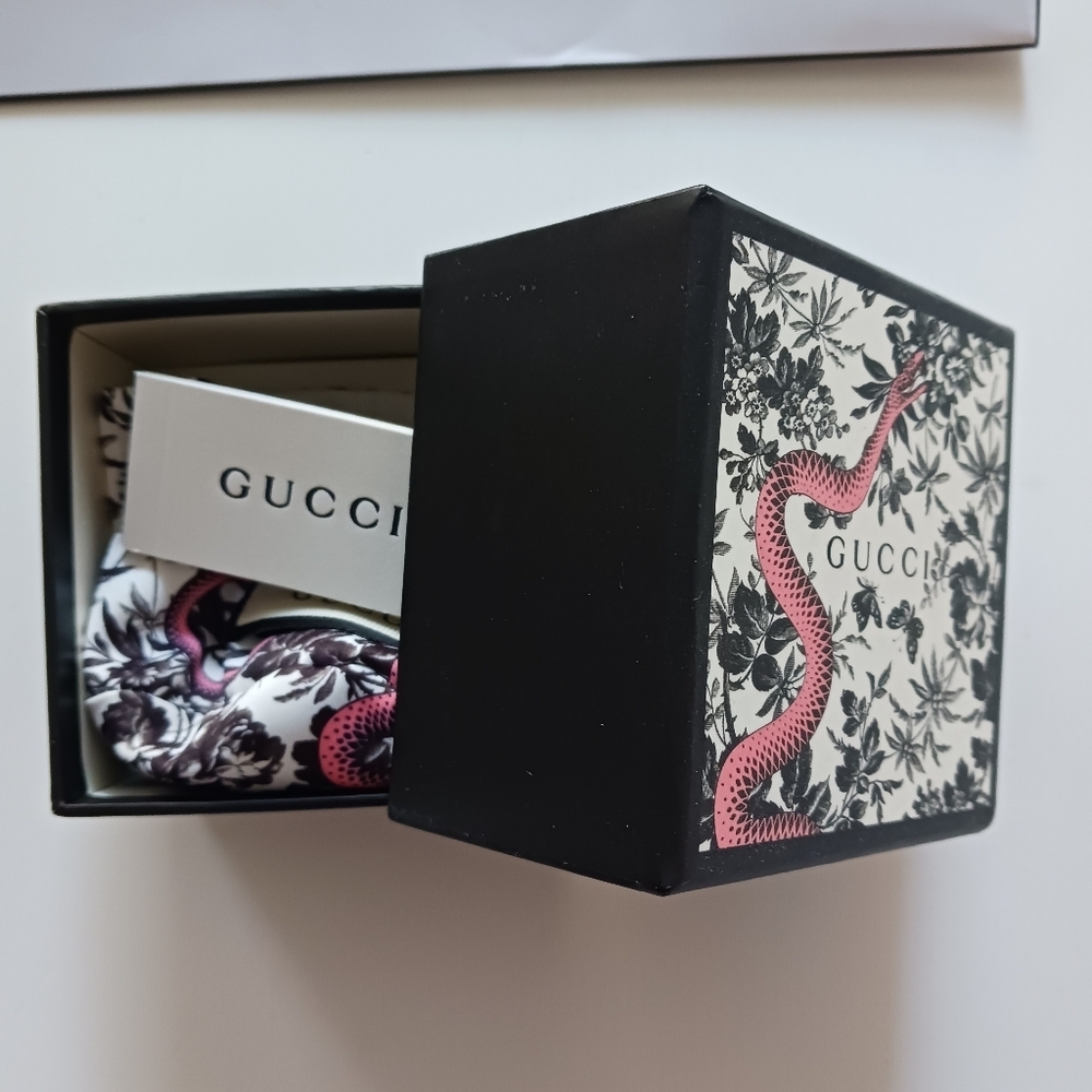 Gucci small jewelry gift box with jewelry pouch and Chanel gift bag - Picture 6 of 7